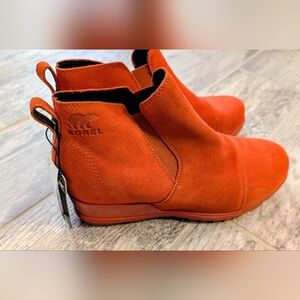 Sorel NWT Size 11 Burnt Orange Suede Chelsea Boots